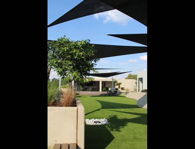 BUSINESS PROPERTY TO RENT IN SHERE